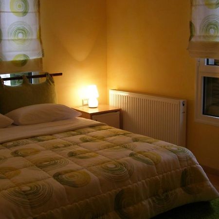 Room "Honeybee" In A Neoclassical House Kastoria Buitenkant foto