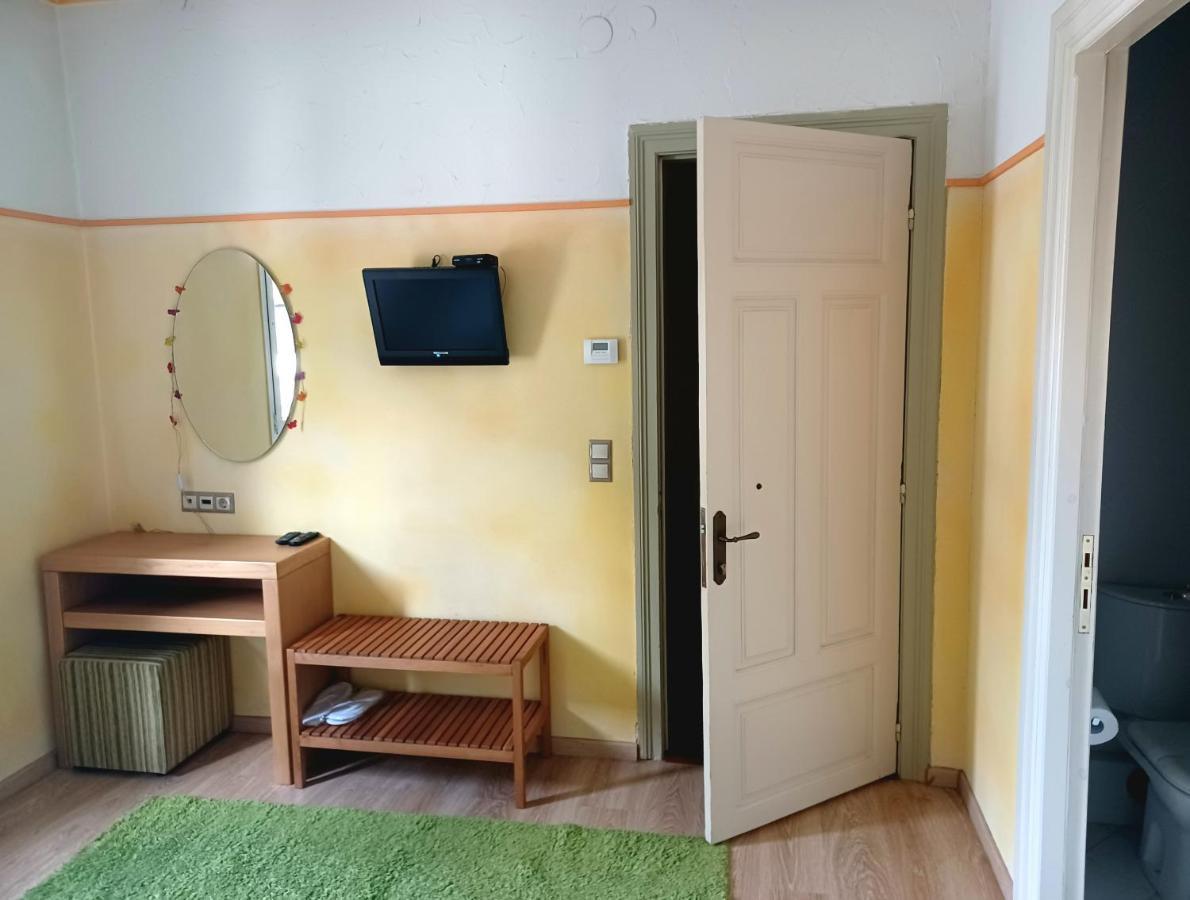 Room "Honeybee" In A Neoclassical House Kastoria Buitenkant foto
