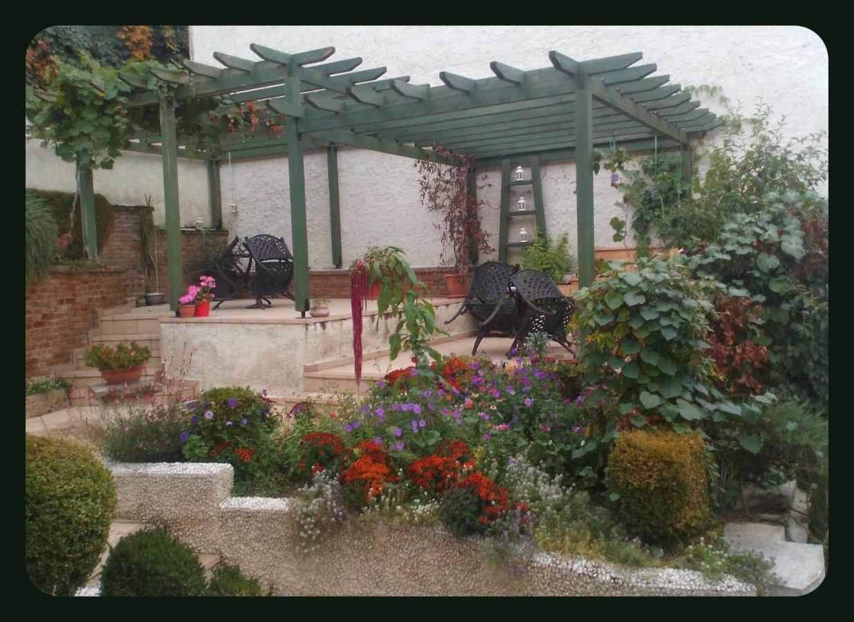 Room "Honeybee" In A Neoclassical House Kastoria Buitenkant foto