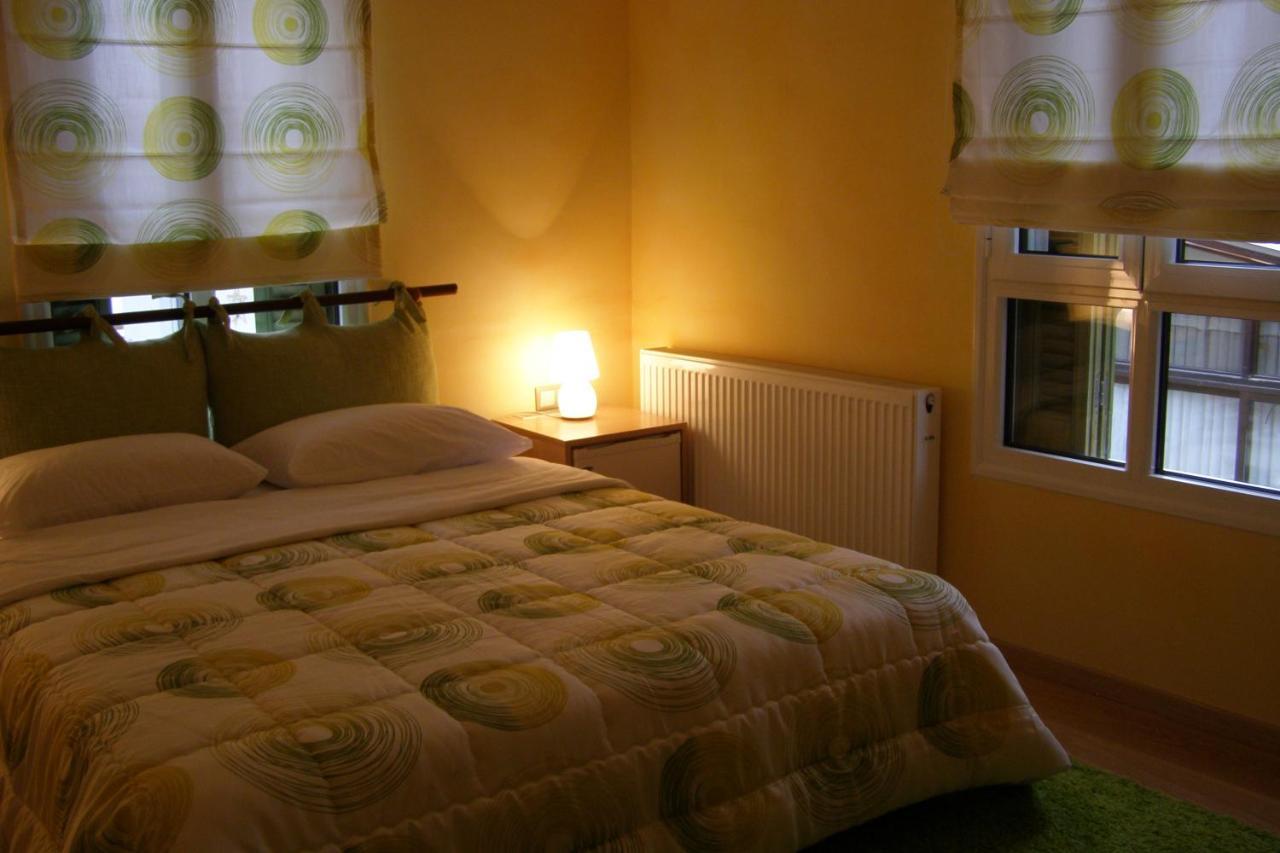 Room "Honeybee" In A Neoclassical House Kastoria Buitenkant foto