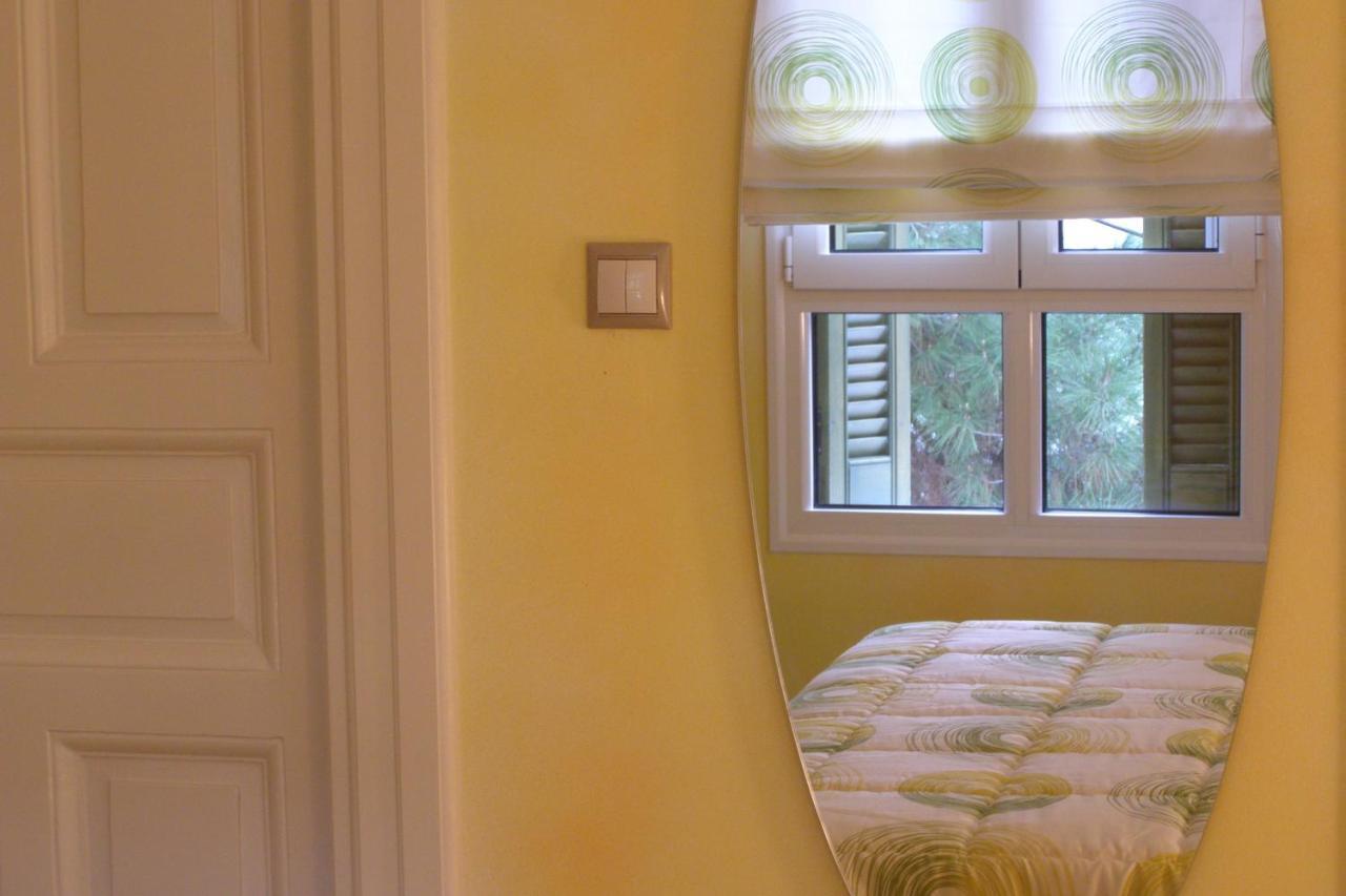 Room "Honeybee" In A Neoclassical House Kastoria Buitenkant foto